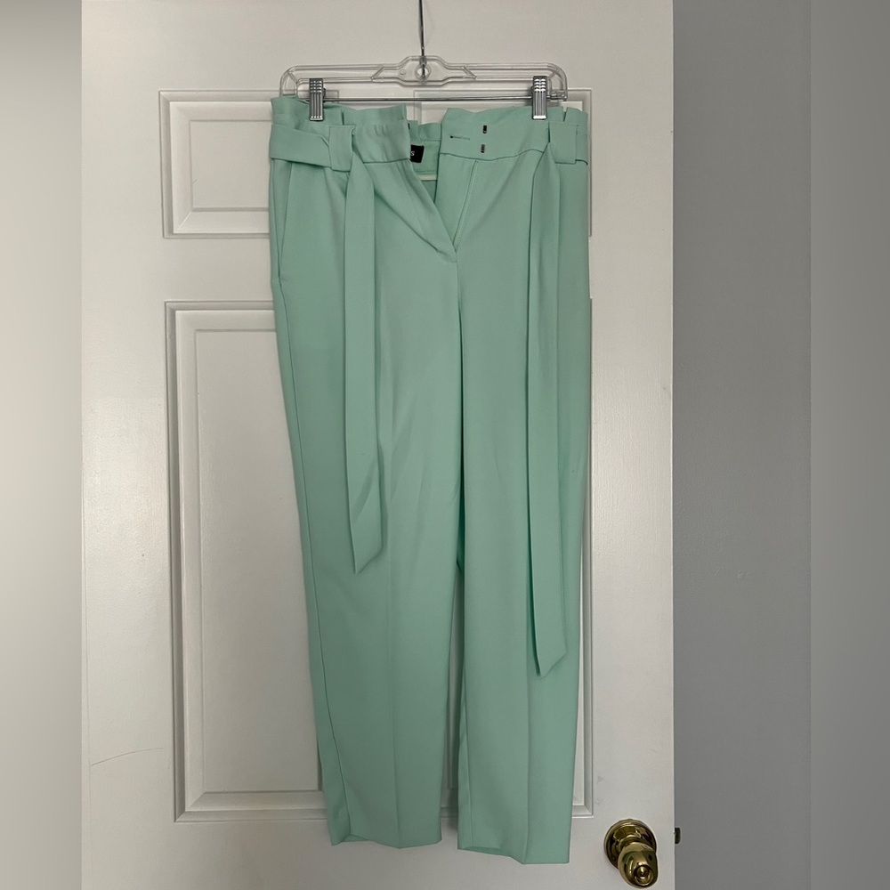 Mint green women’s ankle trousers from Express. Size 4 short